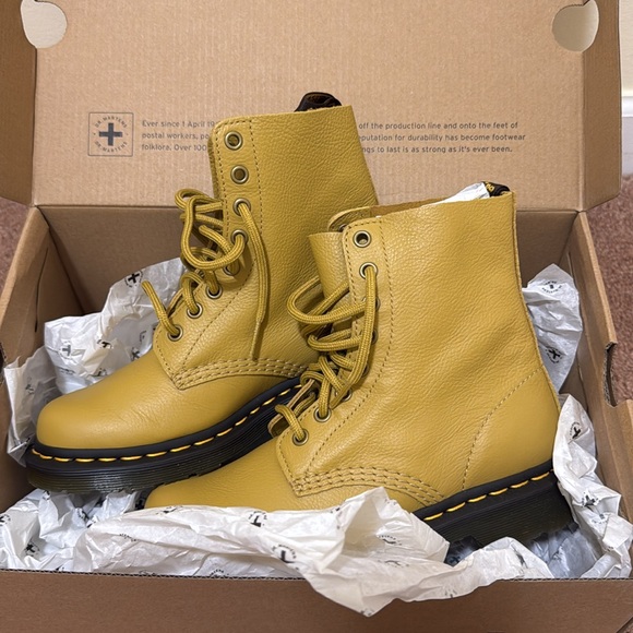 Dr. Martens Women’s 1460 Pascal Virginia Leather Boots US 6 - Picture 4 of 6